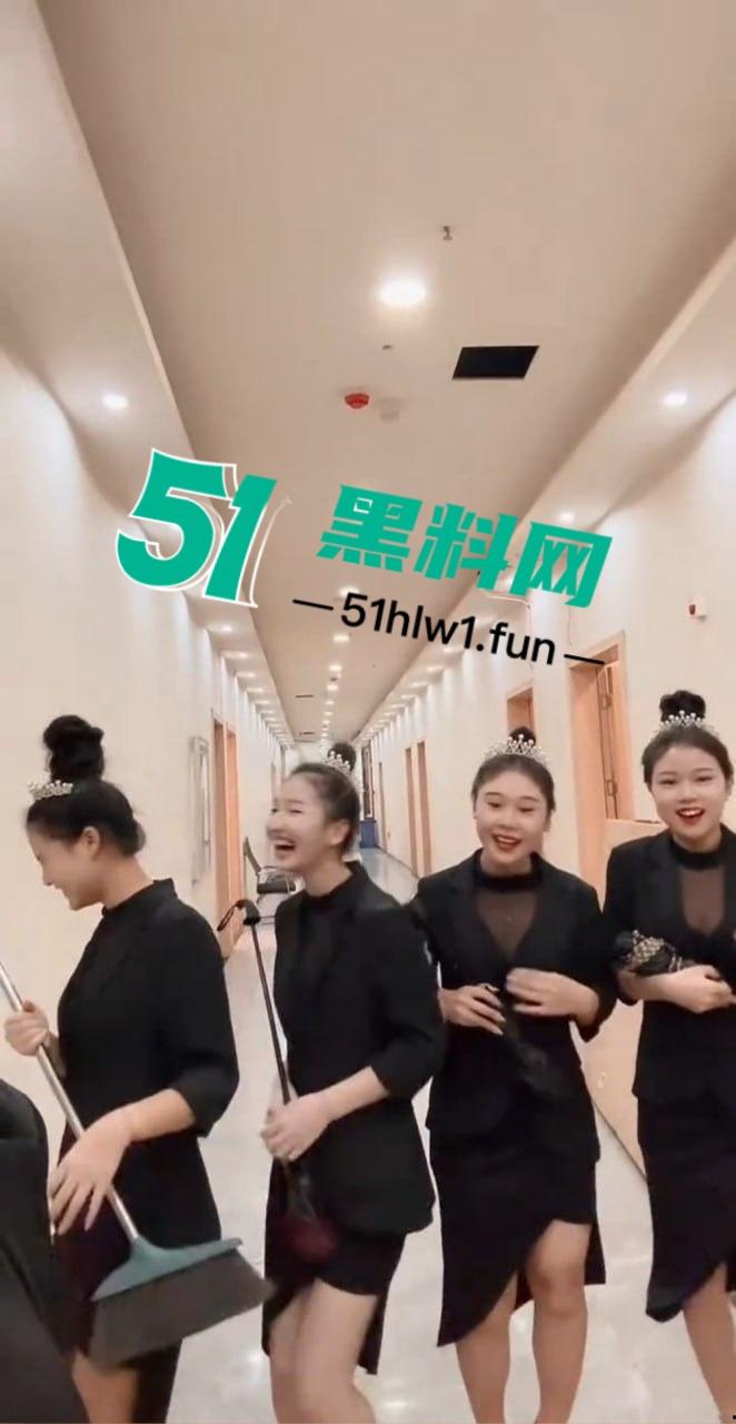 缅甸夜市成了小姐姐秀场,白天工装逛逛大街 晚上穿吊带撩遍全场!-1