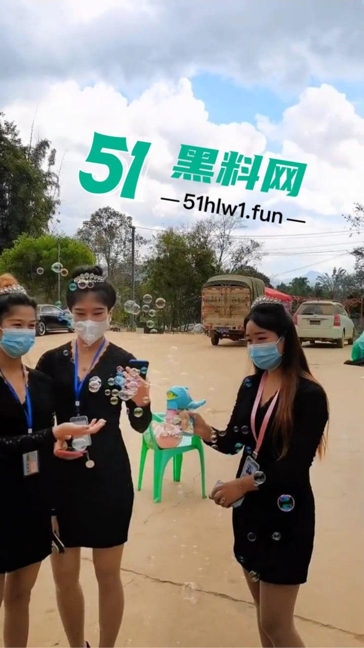 缅甸夜市成了小姐姐秀场,白天工装逛逛大街 晚上穿吊带撩遍全场!-10