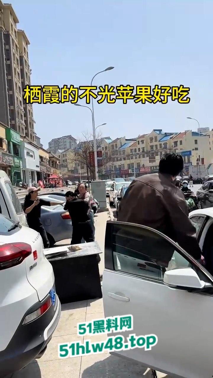 山东栖霞甜品店老板娘当街撕逼无耻小三,出轨男吓得躲车里不敢出来全程龟缩。-2