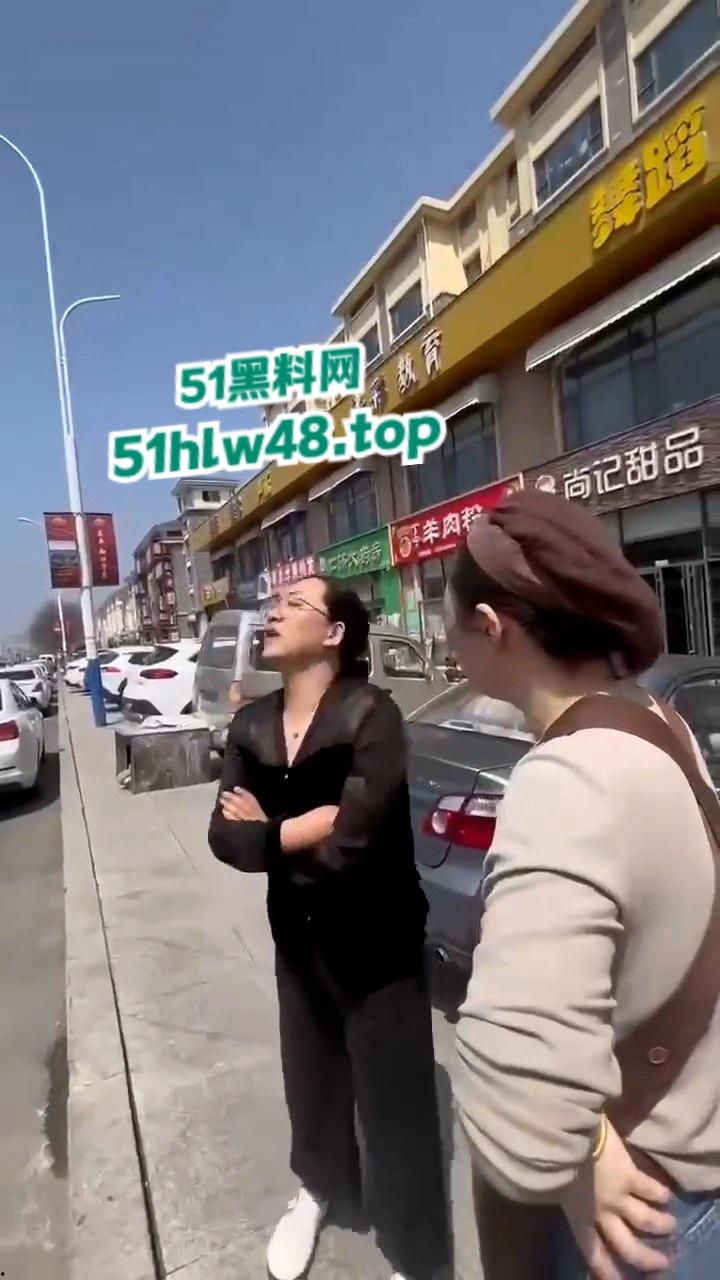 山东栖霞甜品店老板娘当街撕逼无耻小三,出轨男吓得躲车里不敢出来全程龟缩。-6
