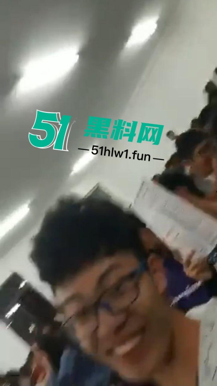 课堂意外变看片现场，男老师误触播放岛国爱情片，全班学生集体围观，女生掩面羞愧！-1