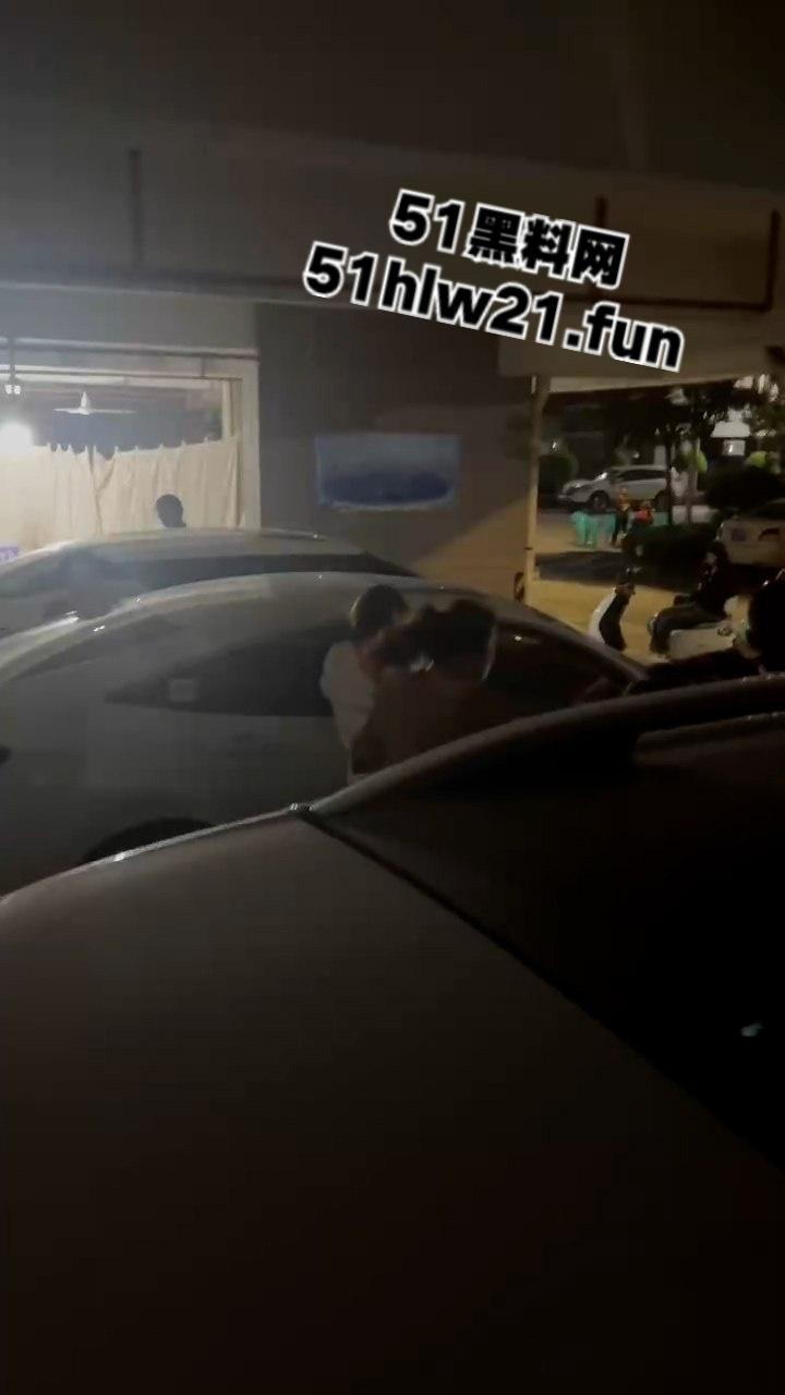 广东无耻小三女偷腥卖骚勾引男人,被原配当街扇脸暴揍,拎着头发让大家好好欣赏这张骚脸。-1