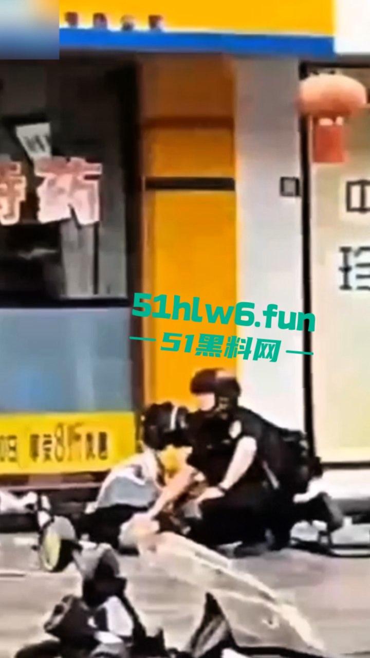 四川德阳什邡小广场,恶意杀人恶性事件两人是夫妻,据说因妻子出轨男子持刀直接杀妻。-4