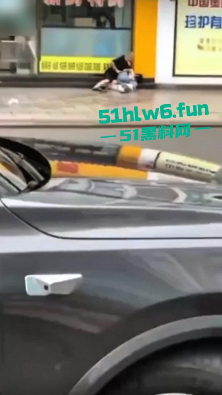 四川德阳什邡小广场,恶意杀人恶性事件两人是夫妻,据说因妻子出轨男子持刀直接杀妻。-7