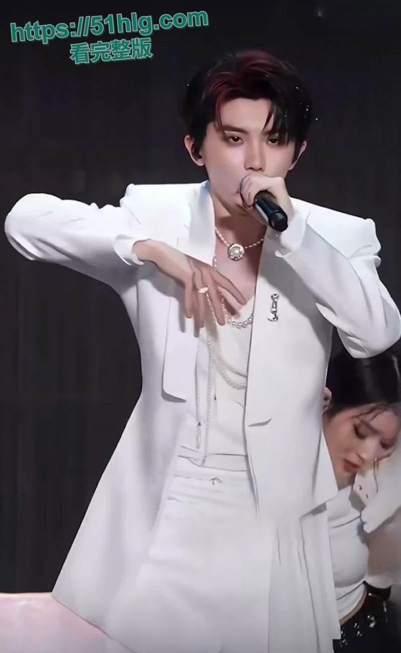 全民震撼,狂热女粉的梦想成真!时代少年团【马嘉祺】竟与狂热女粉激情做爱做补偿,引爆网络热议!-6