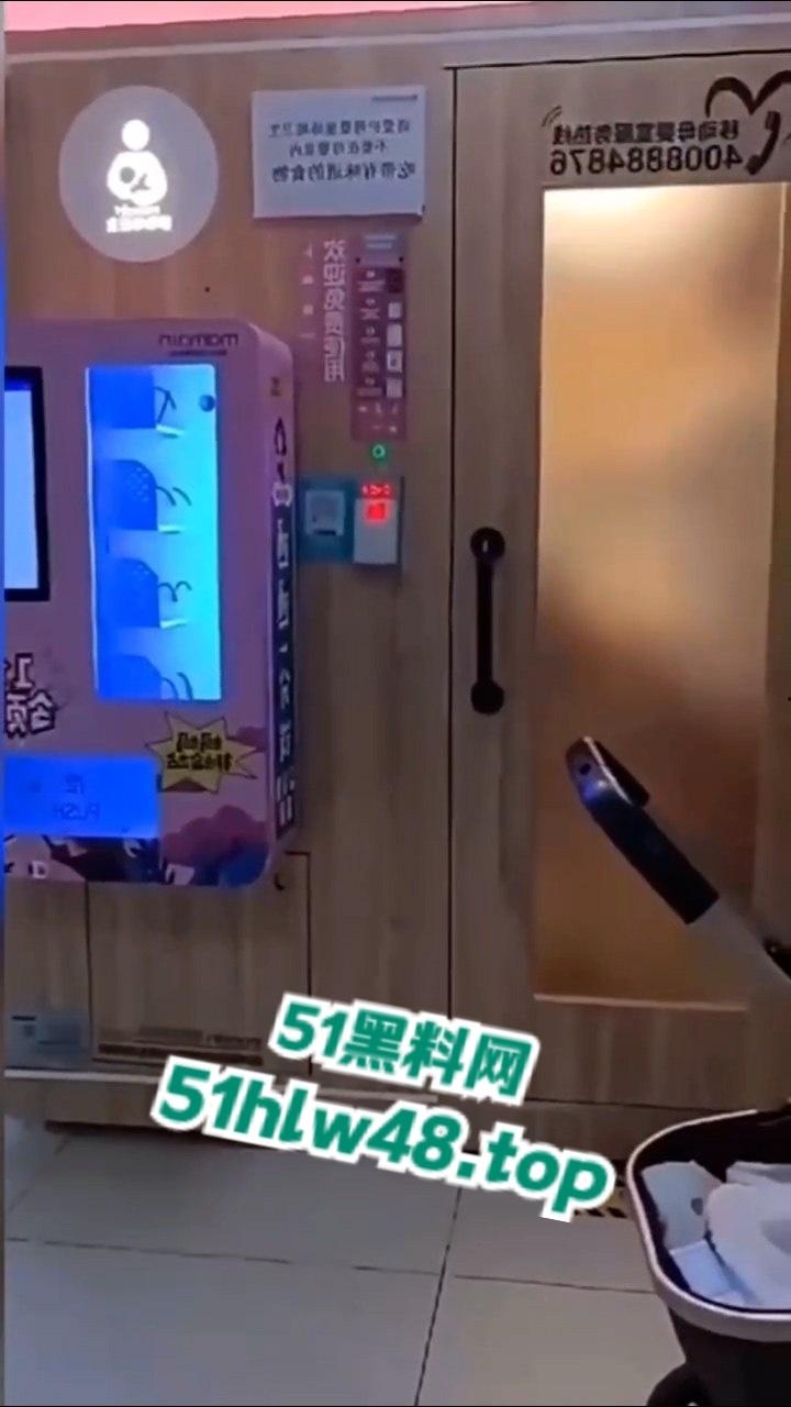 成都金牛区妇幼保健院的不雅事件，透明玻璃暴露两个淫荡男女在母婴室里操逼的行径，引发网友们热议！-4