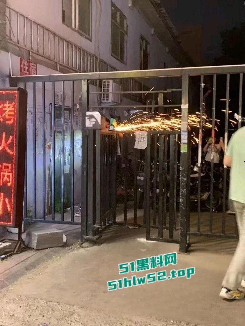 石家庄铁道大学东门事件,学生办公室讨要说法,被多名校领导拘禁殴打,全程被直播记录!-16