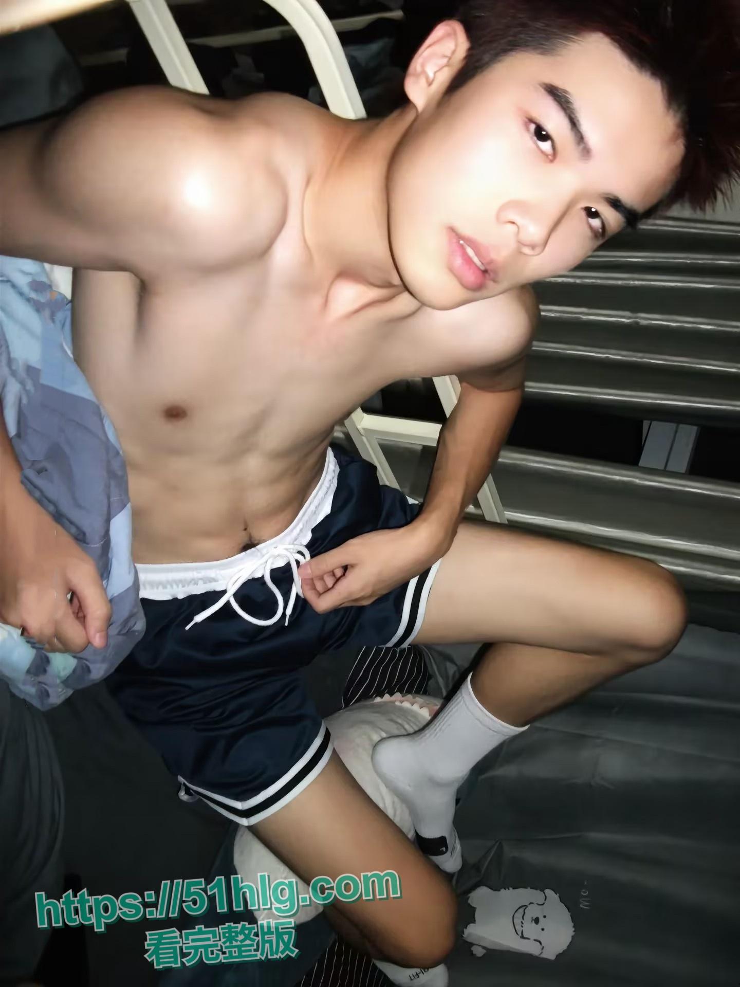 高颜值女粉千里送逼挨操！抖音网红【鸡腿弟弟】秀腹肌引得女粉垂青，边操边记录美好生活！-1