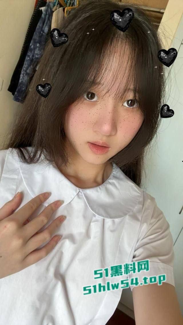 香港圣母书院高校学妹，初尝禁果首次做爱，胴体稚嫩满面享受，浑身散发青涩气息！-3