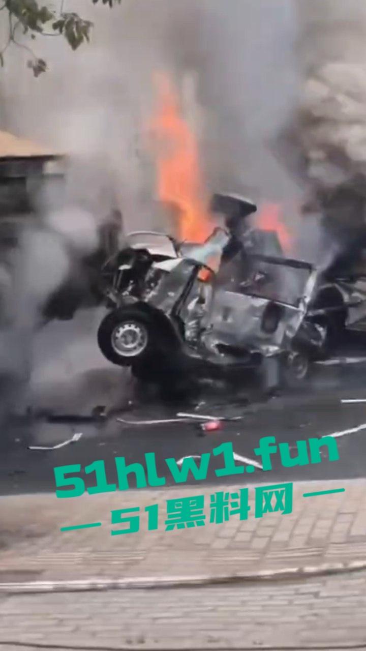 四川巴中恩阳区,发生12车相撞事故,造成5死一伤,现场画面流出,多家医院发声,细节信息量大。-4