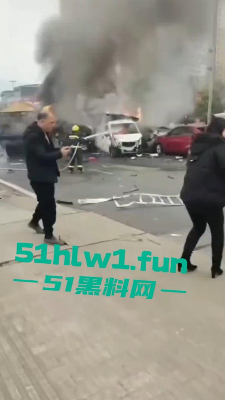 四川巴中恩阳区,发生12车相撞事故,造成5死一伤,现场画面流出,多家医院发声,细节信息量大。-5