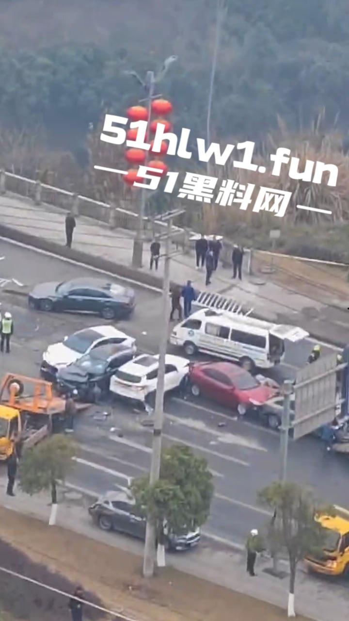 四川巴中恩阳区,发生12车相撞事故,造成5死一伤,现场画面流出,多家医院发声,细节信息量大。-10