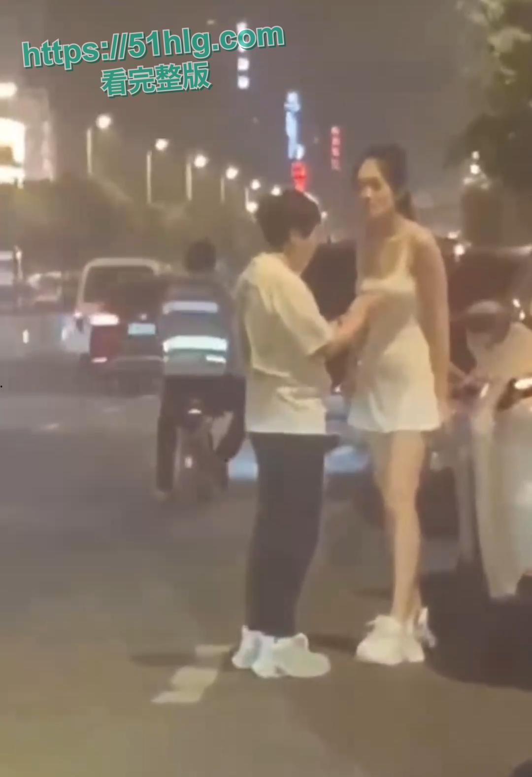 【沈阳】街头火爆一幕!情侣斗气,靓妹当场脱衣,性感身材白皙皮肤,围观群众大饱眼福!-1