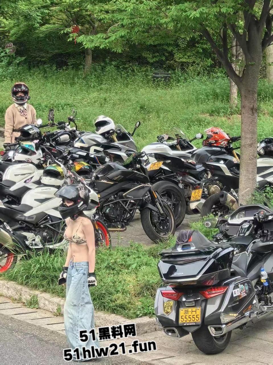 义乌真实骑行媛【喵喵】变态骚奴黑历史被扒,真鸡婆扮假名媛到处陪睡,一身名鞋名包都是卖肉被调教获得。-8