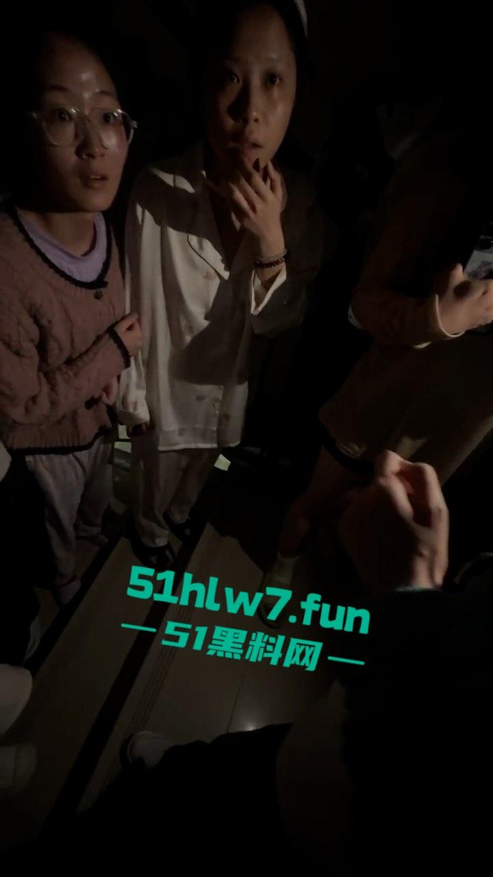 畜生啊!湖南文理学院一副教授出轨女学生大量学生现场喊话!老婆这么漂亮还出轨。-3