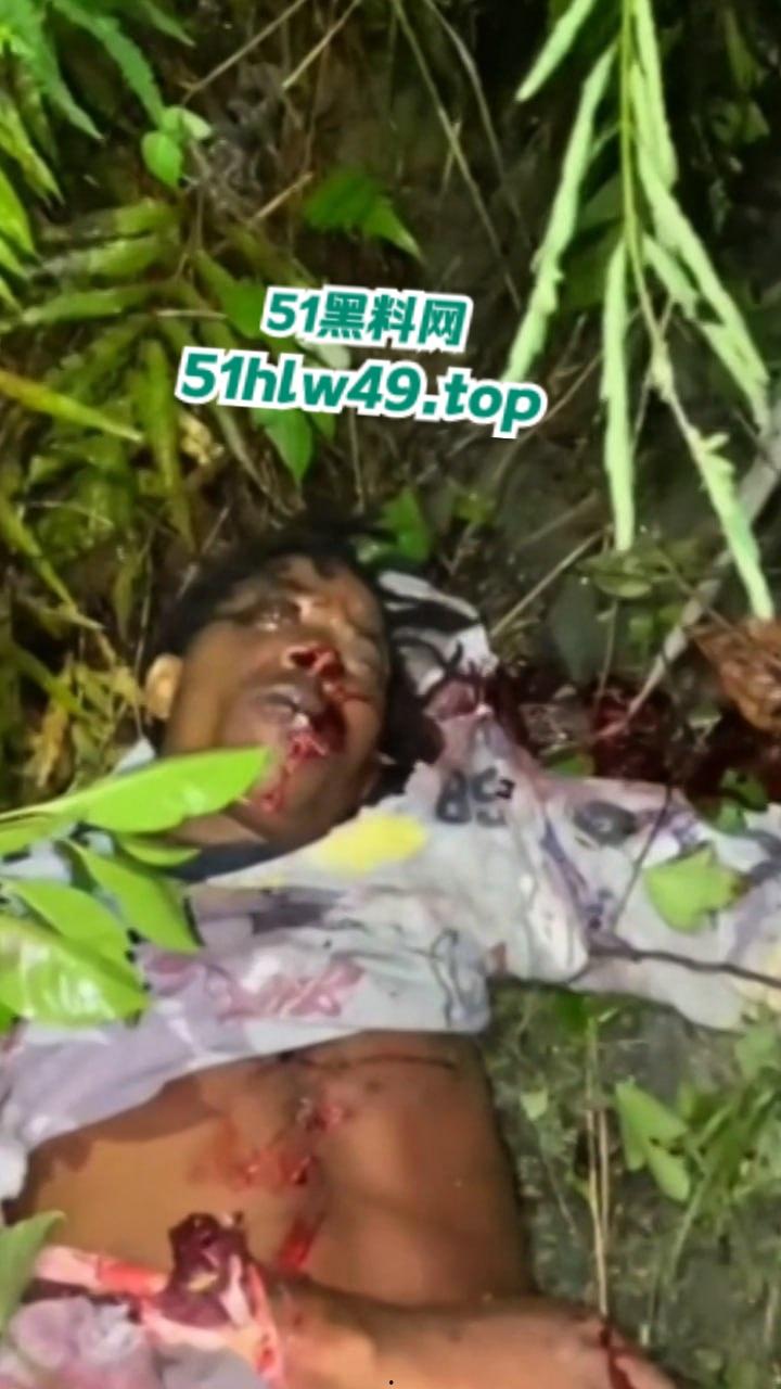 血腥恐怖,非洲南部车祸乡间公路步行,司机未看清路况当场将撞飞路人,手脚全断死相极其残忍。-8