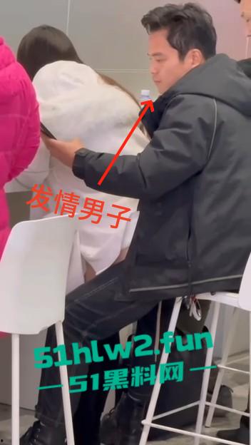 车站候车厅手机充电站惊险一对情侣,不顾周围众人大胆当街做爱视频曝光,这个刺激度也太上头了吧。-1