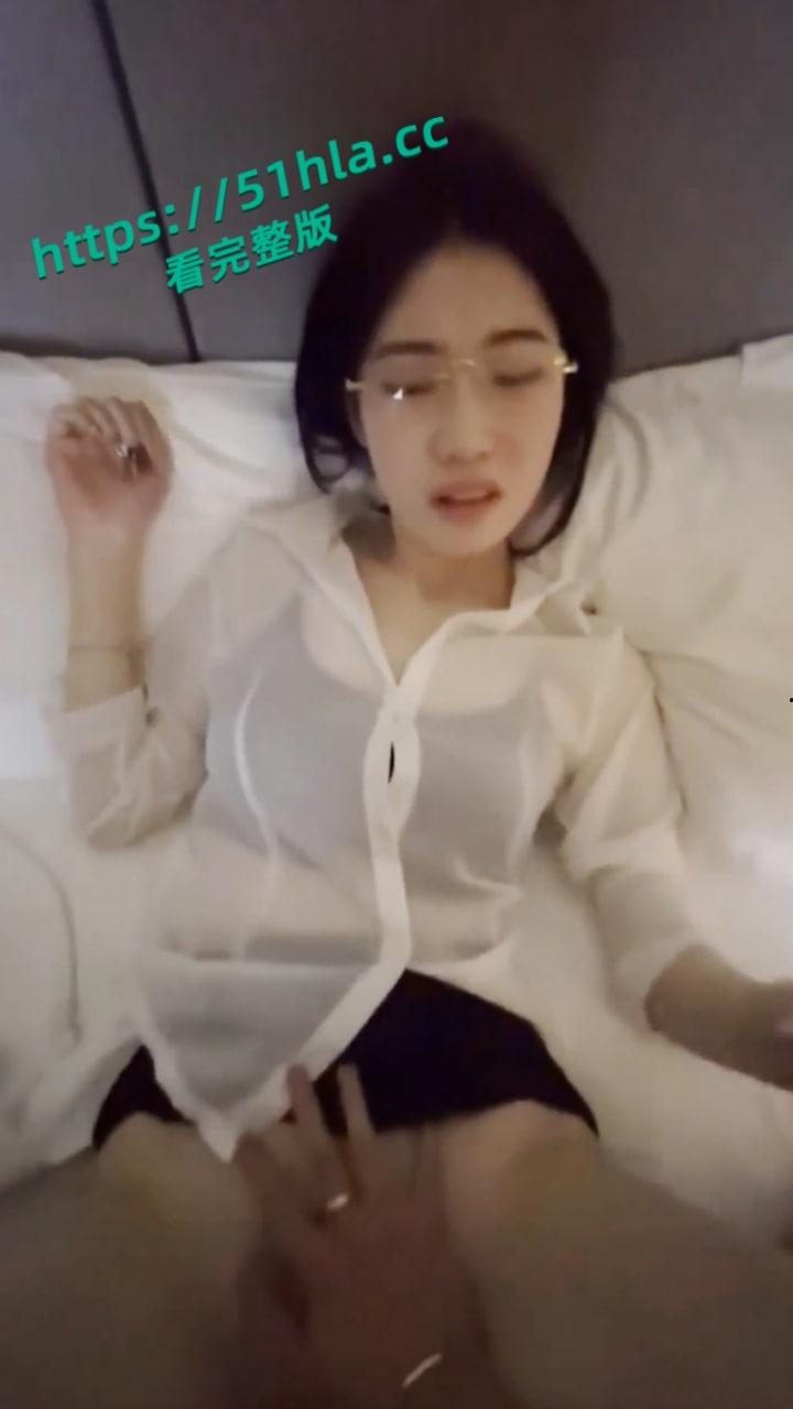 真实调教，极品大学生眼镜反差婊，肤白貌美身材火辣全程露脸，被主人调教的服服帖帖！-2