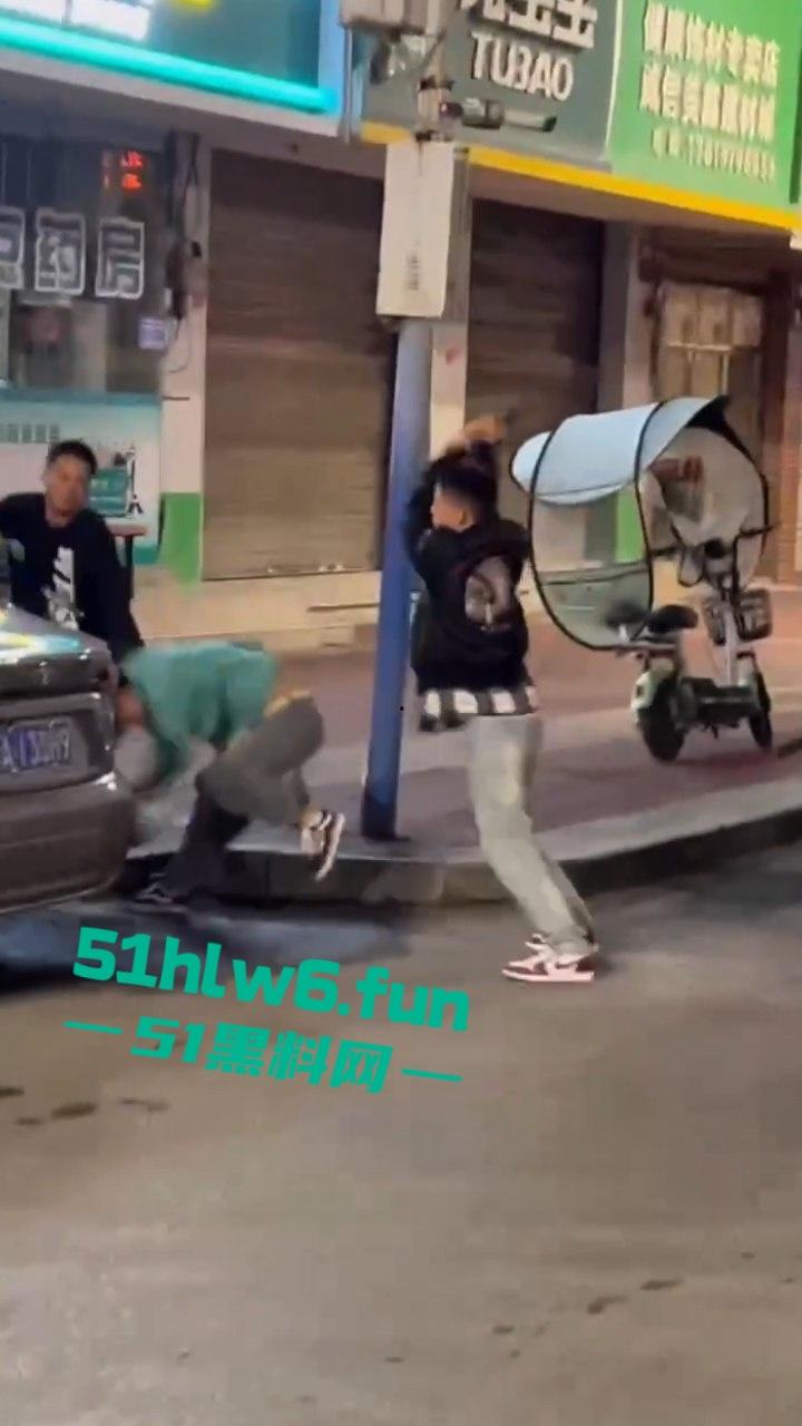 山东实拍精神小伙,当街聚众砍人两名被砍者身中几十刀,其中一人竟抢救无效身亡,目前几位行凶者已被逮捕。-4