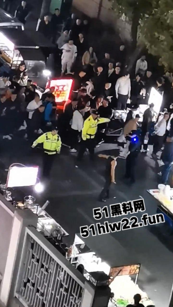 苏州中华园一名男子在闹市区持刀,街头晃悠被警察现场处置以寻衅滋事罪起诉。-3