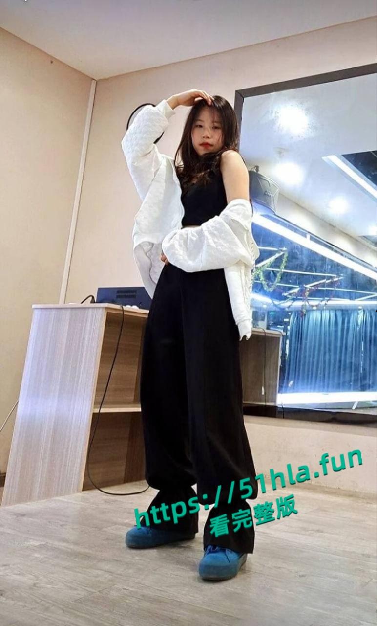 辽宁大学舞蹈生【李玉兰】宿舍自慰视频曝光,一字马展示M腿大开道具玩弄淫水狂喷!-2