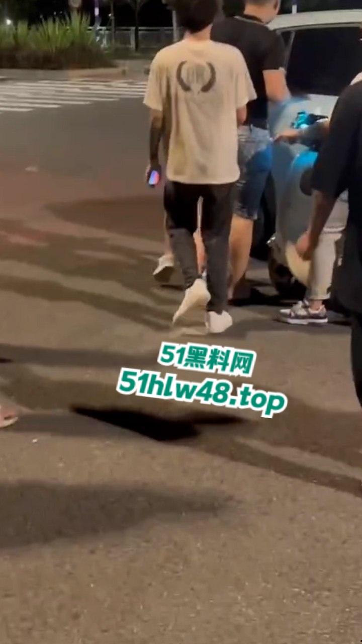 无业小哥偷车当场被抓,惨遭无影脚狂踹被逼互扇耳光,场面炸裂又酸爽。-1