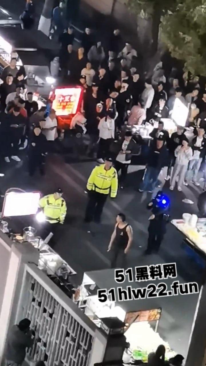 苏州中华园一名男子在闹市区持刀,街头晃悠被警察现场处置以寻衅滋事罪起诉。-4