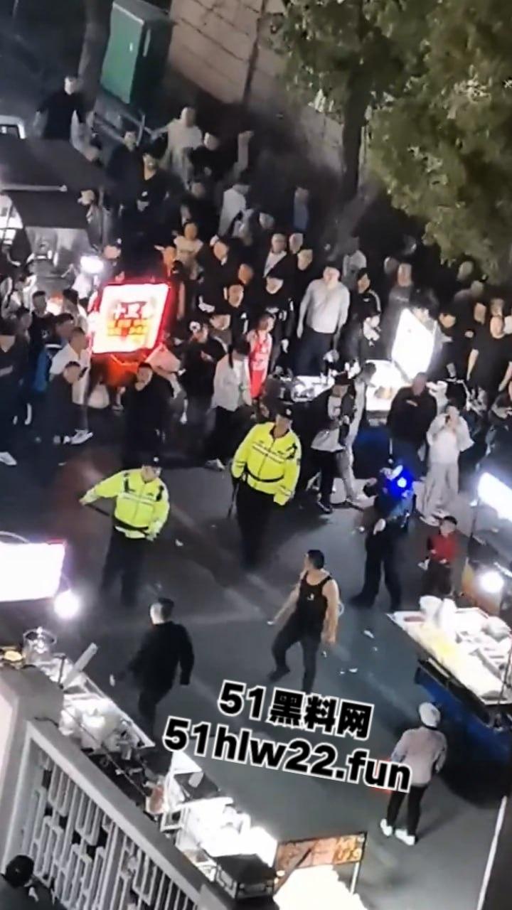 苏州中华园一名男子在闹市区持刀,街头晃悠被警察现场处置以寻衅滋事罪起诉。-5