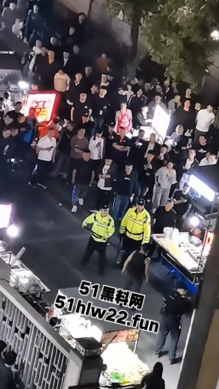 苏州中华园一名男子在闹市区持刀,街头晃悠被警察现场处置以寻衅滋事罪起诉。-6