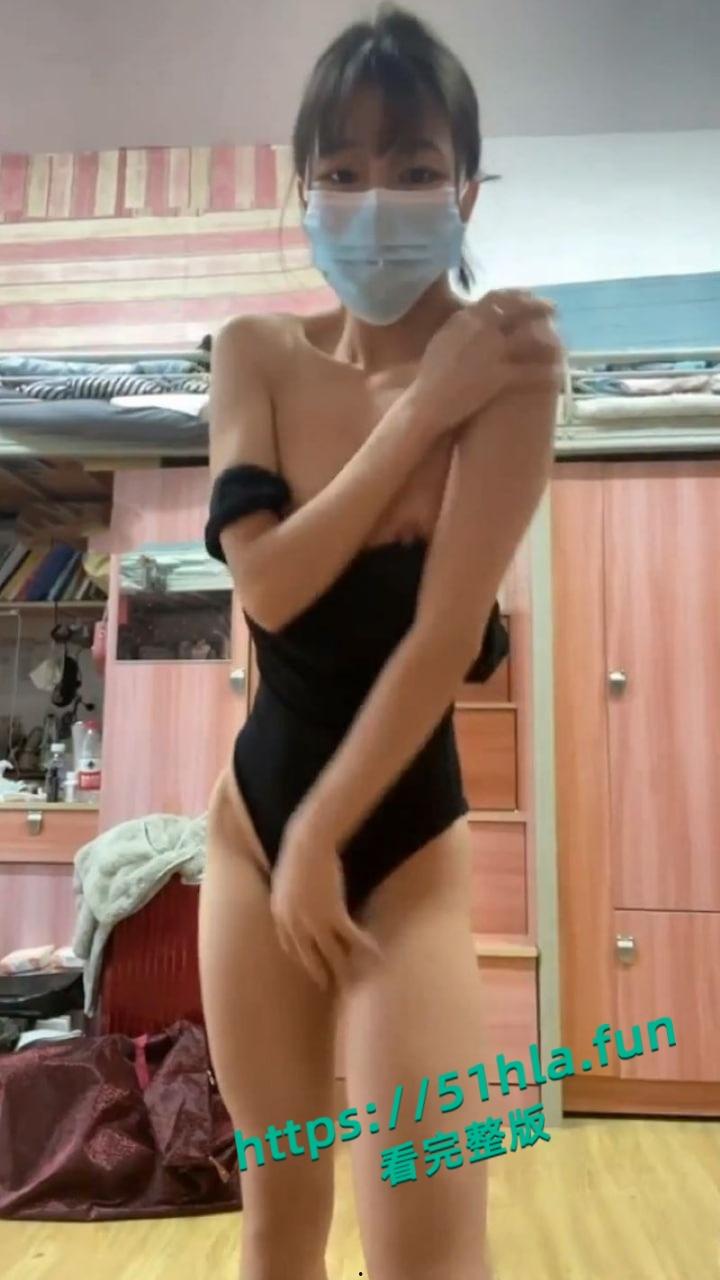 辽宁大学舞蹈生【李玉兰】宿舍自慰视频曝光,一字马展示M腿大开道具玩弄淫水狂喷!-6