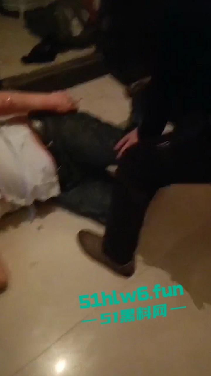 四川达州狗男女出轨抓奸在床,秃头奸夫被对方老公暴打出血躺地喊妈。-5