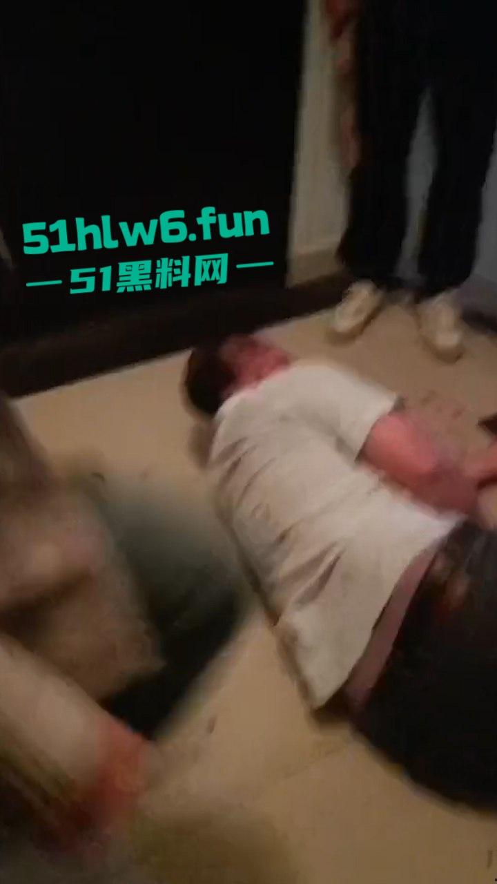 四川达州狗男女出轨抓奸在床,秃头奸夫被对方老公暴打出血躺地喊妈。-8