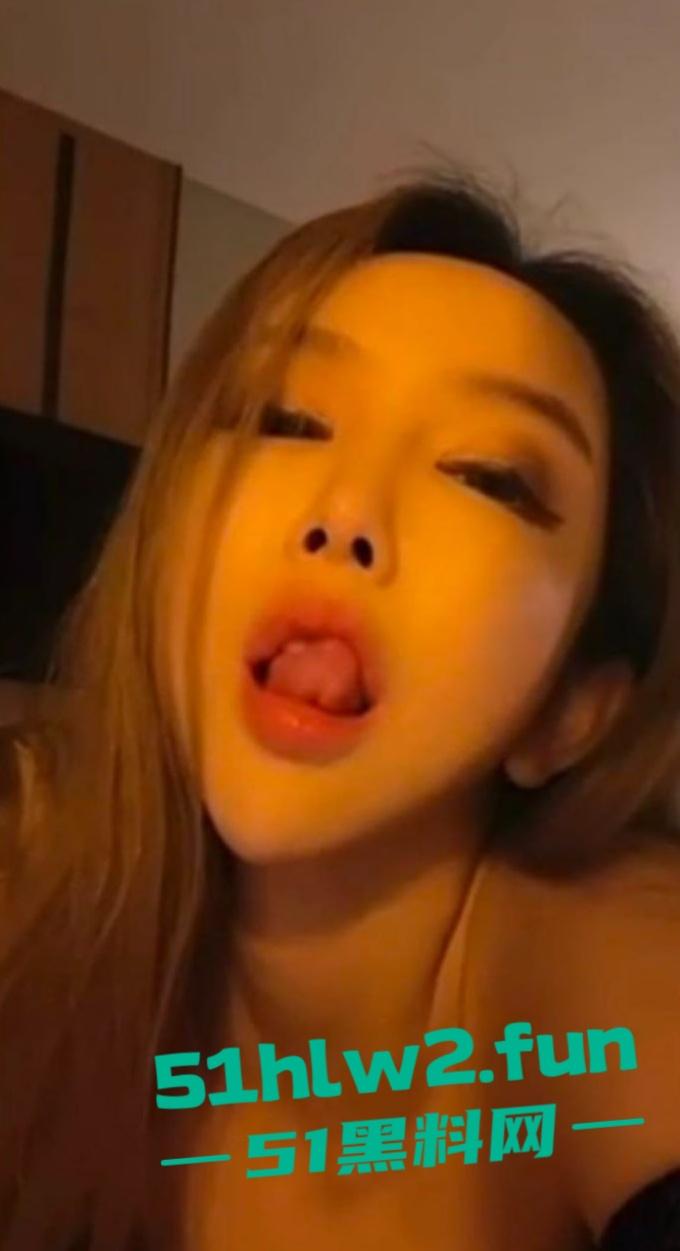 抖音【赵舒琪】约炮视频炸锅,16万粉的网红骚到飞起,自摸加啪啪,土到掉渣还挺上头!-2