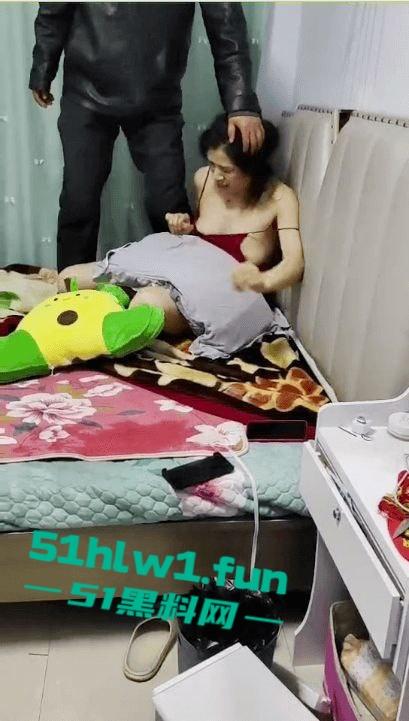 辽宁长腿骚妇偷情,和奸夫在家激情啪啪,被老公带人潜伏,冲入屋内现场逮住,这骚妻的身材很赞啊。-3