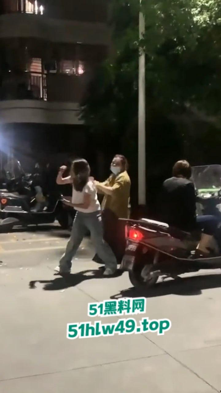 广东汕头肥猪女捉奸,小三车上涂鸦带人当街殴打,肥婆已被逮捕求谅解只能净身出户。-9