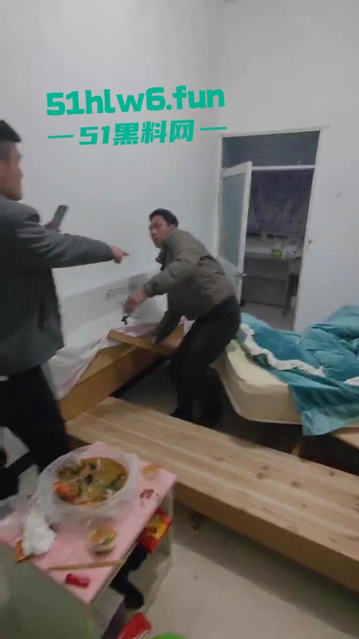 抓奸现场,妻子在外地打工出轨他人,丈夫携兄弟们上门捉奸,情夫竟然藏在床底下?-2