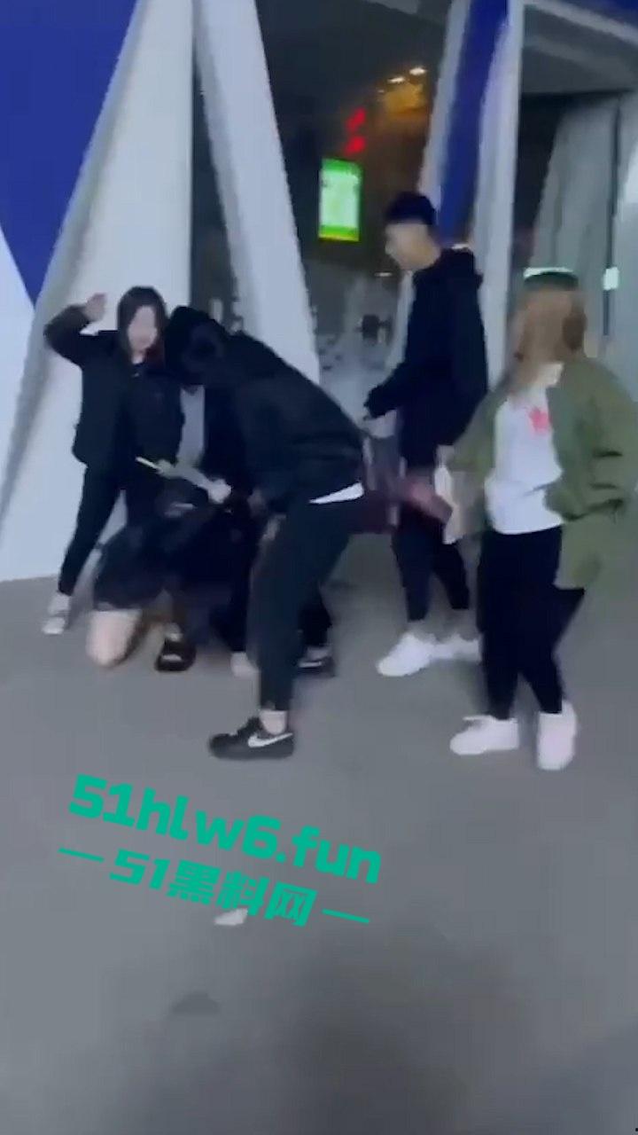 俩嘴贱妹给大姐头造黄谣，被对方带人当街暴打，拖拽扇脸假体都打出来了。-6