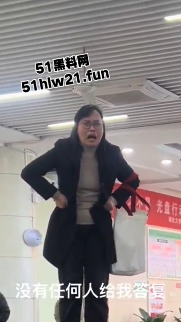 湖北大学女教师,在食堂痛哭发声称让学生看看体制的悲哀,自己老公在学校被捅死三年全无说法。-2