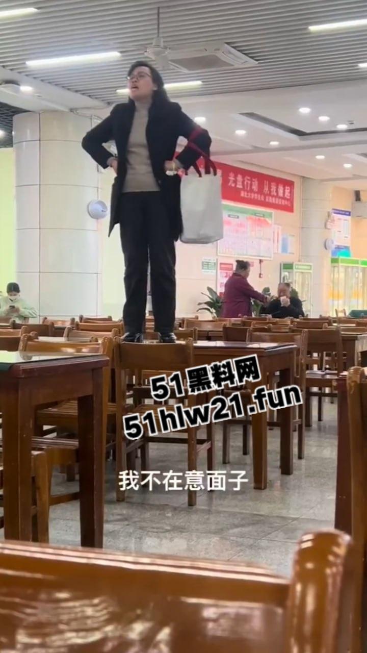 湖北大学女教师,在食堂痛哭发声称让学生看看体制的悲哀,自己老公在学校被捅死三年全无说法。-8