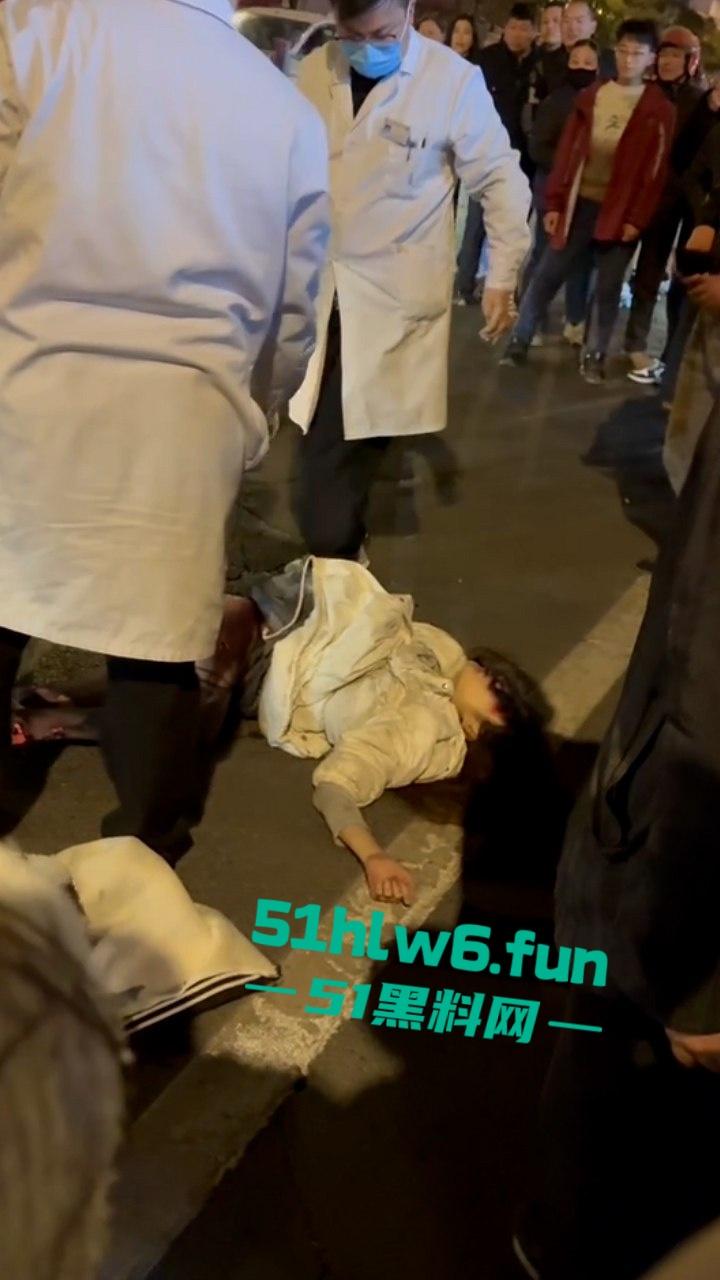 精神小伙带美女飙车失控撞车当场超度,黑丝美女瞬间被摔成麻花扭成三折叠。-1