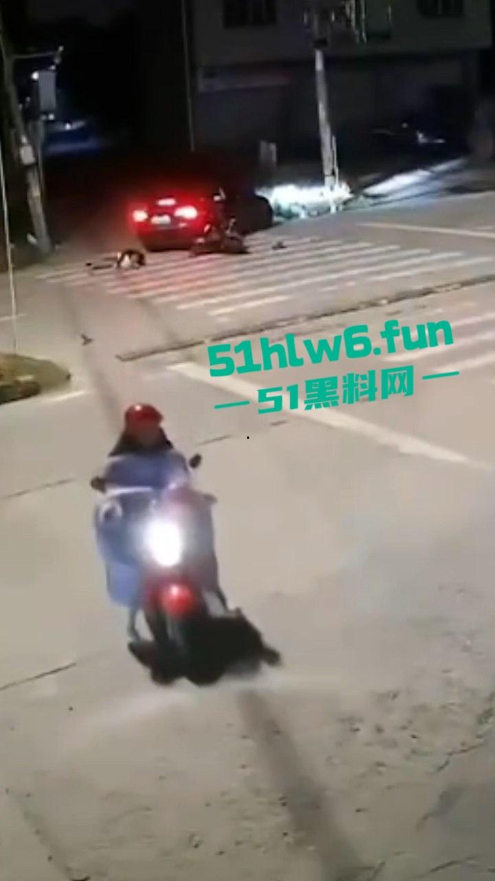 精神小伙带美女飙车失控撞车当场超度,黑丝美女瞬间被摔成麻花扭成三折叠。-6