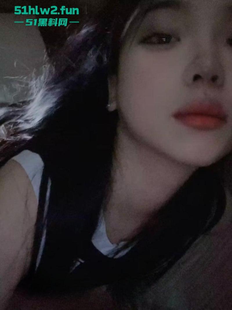 四川颜值嫩妹【李志君】04后长腿精神小妹 为了烟钱下海,向金主展现裸体稚嫩的身材太诱人了。-3