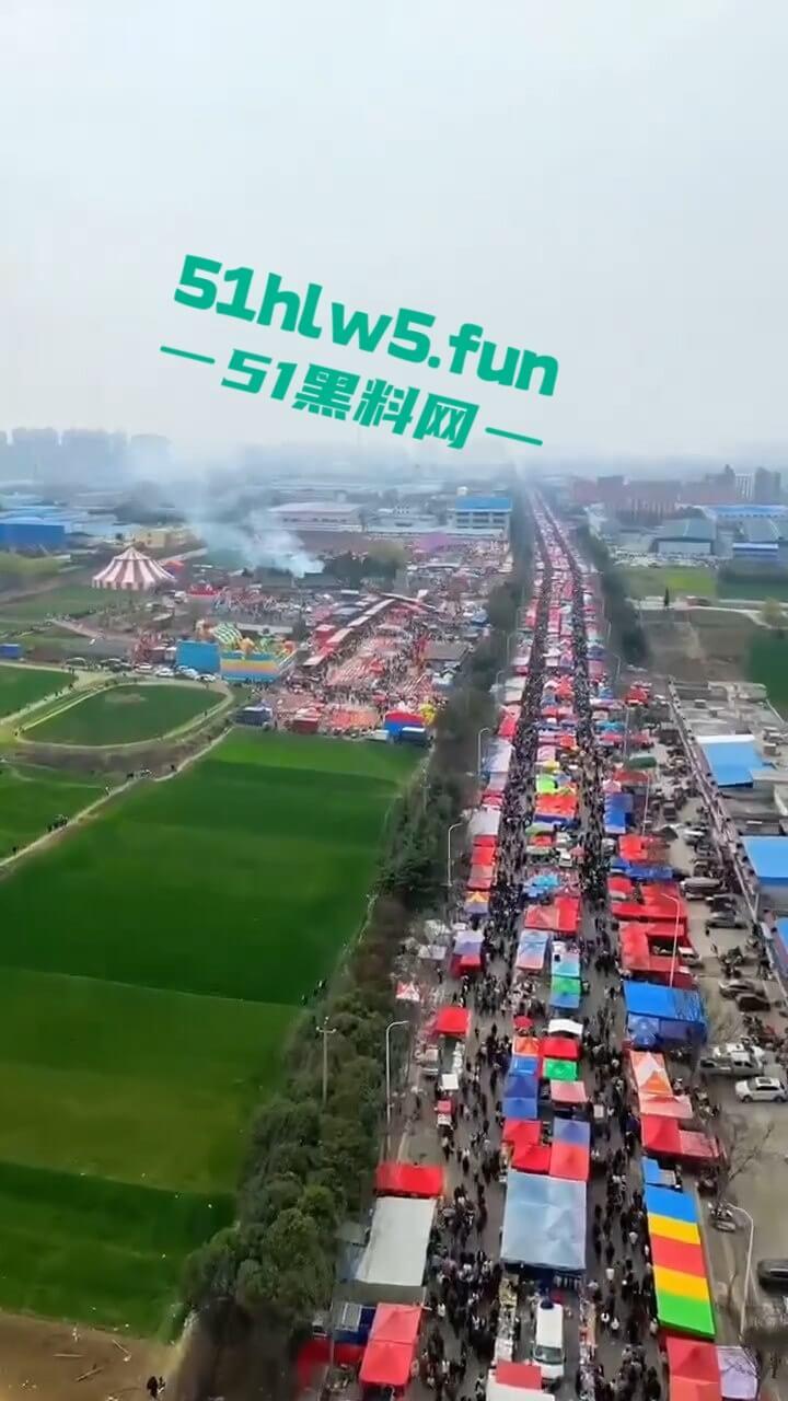 河南镇平庙会游乐设施发生故障致一家三口瞬间高空坠落,一死两伤现场惨不忍睹。-4