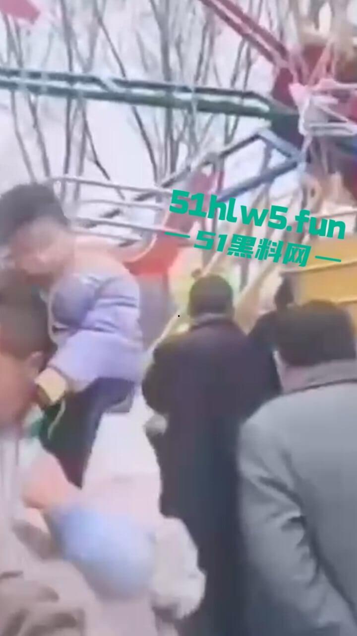 河南镇平庙会游乐设施发生故障致一家三口瞬间高空坠落,一死两伤现场惨不忍睹。-9