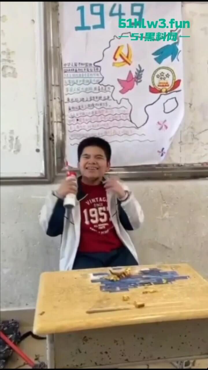 广东吴川中学一学生在教室被同学群殴，口塞异物拖把打脸，学校却让旁观同学删视频。-1