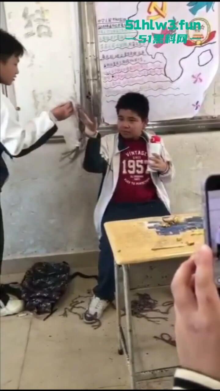 广东吴川中学一学生在教室被同学群殴，口塞异物拖把打脸，学校却让旁观同学删视频。-3