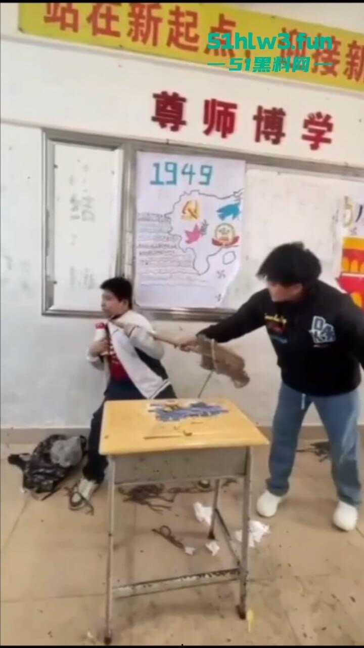 广东吴川中学一学生在教室被同学群殴，口塞异物拖把打脸，学校却让旁观同学删视频。-4