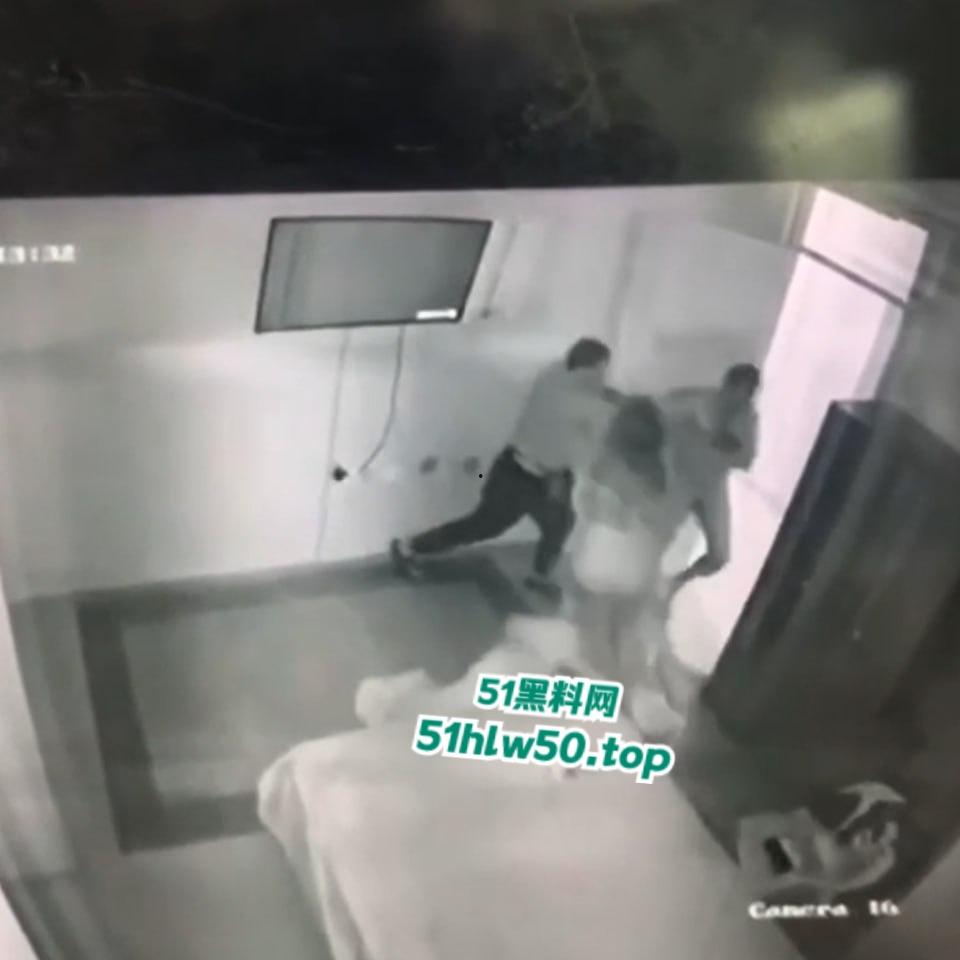 真实偷情捉奸杀人现场,狗男女酒店偷情被老公发现闯入,酒店监控偷拍到惊悚一幕当场刀杀两人!-2