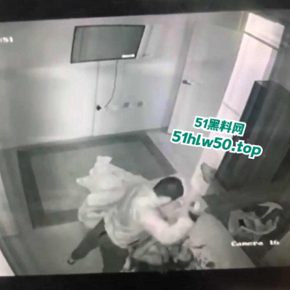 真实偷情捉奸杀人现场,狗男女酒店偷情被老公发现闯入,酒店监控偷拍到惊悚一幕当场刀杀两人!-5