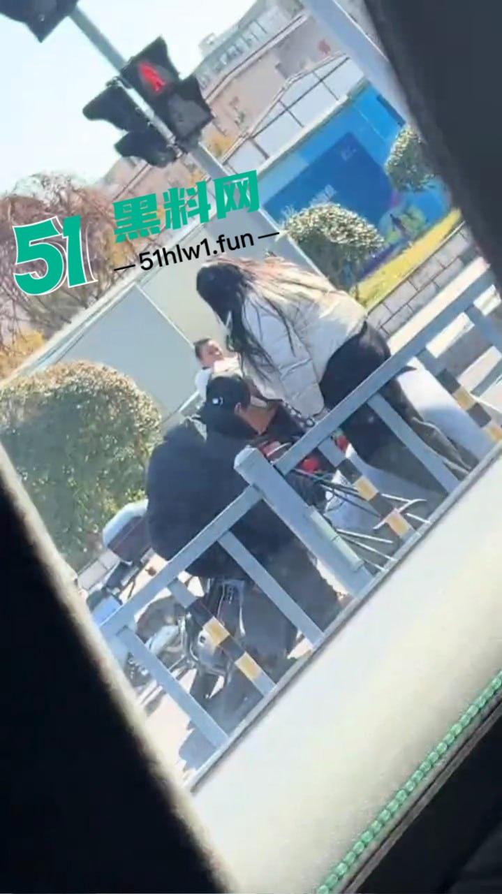 宁波街头闹剧吵架吵到电瓶车上，宁波一对男女疯鞭打电瓶车 这是吵架还是电瓶车得罪了谁？-2